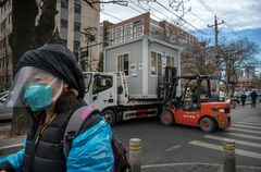 中国、コロナ規制を一部緩和　市民の抗議受け