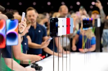 アップルの緊急SOS機能、衛星通信競争に口火