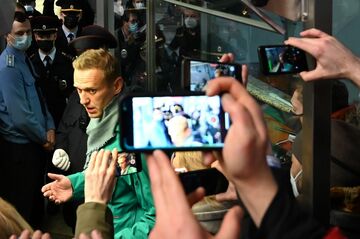 ロシア反体制派指導者ナワリヌイ氏、帰国直後に空港で拘束