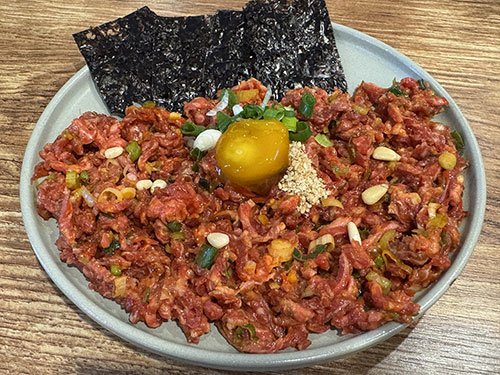 ユッケに載せる卵黄は生ではなく、軽くゆでて半熟の状態。これがまたおいしい