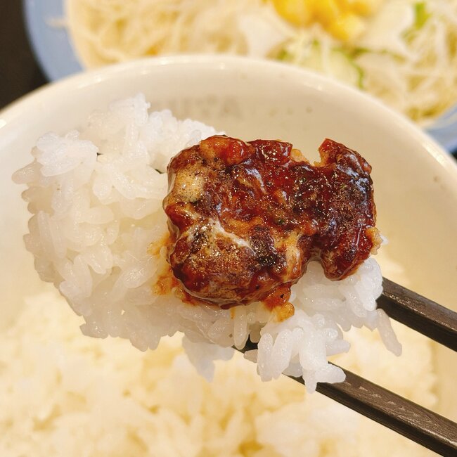「腹パンすぎ」松屋の“ハンバーグ2枚重ねメニュー”が反則級!お肉がジューシーで箸が止まらない!《実食レビュー》