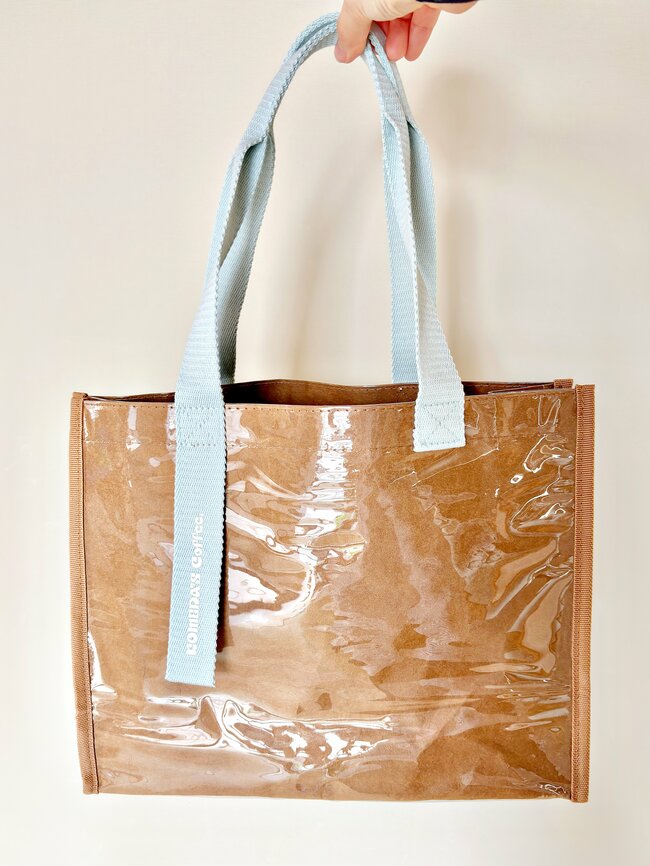 1泊分の荷物が入った…!コメダ珈琲の「めちゃ軽トートバッグ」さりげないメニュー柄がかわいいし、マチ広で収納力バツグン!