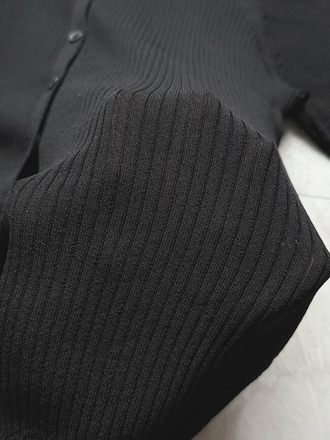 「マイナス5kg見え」「2枚買いした」ユニクロの“着痩せトップス”が色違いも欲しくなるオシャレさ！「シワにならないから最高」《購入レビュー》