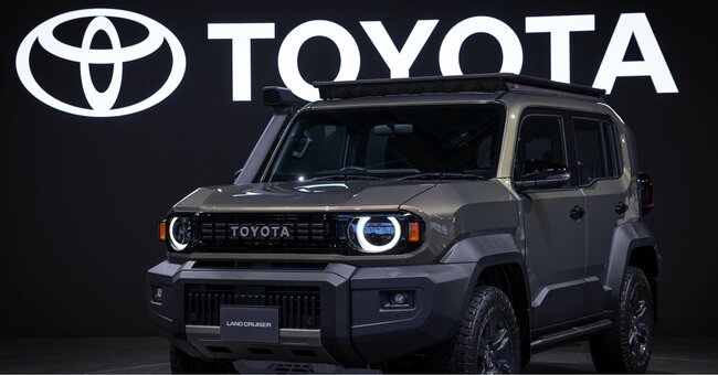 トヨタのロゴマークと新型車「ランドクルーザー“FJ”」