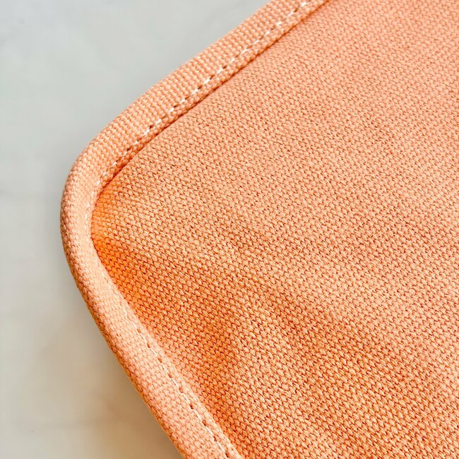 「可愛くていっぱい入る」「小物が迷子になりにくい」ハニーズの“ポケットいっぱいバッグ”収納力がスゴすぎる!「日傘やペットボトルが固定できるので良い」