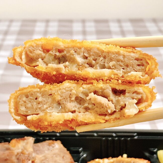 おかずの量がおかしいって…！ほっともっとの“よくばり弁当”ステーキ6枚、エビフライ、から揚げ、メンチはやりすぎだよ！「肉祭りみたい」「インパクトでけぇ…」