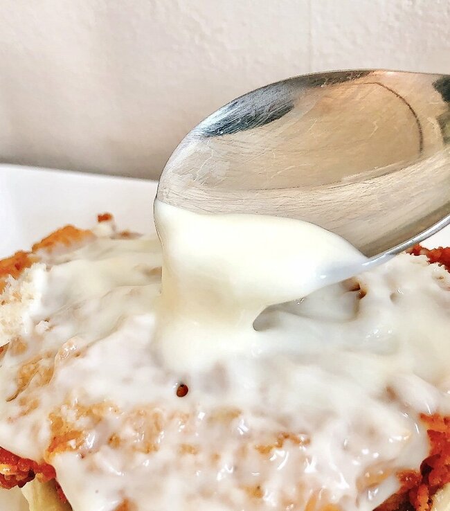 「笑っちゃうくらいチーズたっぷり」「どう見てもキャパオーバーだろ」ケンタッキーの“チーズにおぼれるバーガー”背徳感がスゴすぎる！「チーズの量どうなってんだこれ」