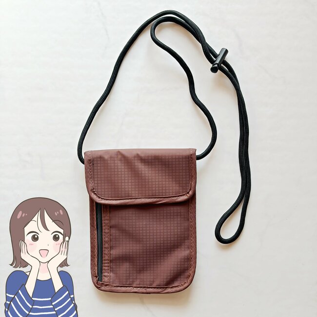 お薬手帳がすっぽり入った！3COINSの“ぺたんこポシェット”お財布いらずで外出できて便利！「扱いやすい」「買い足します！」《購入レビュー》