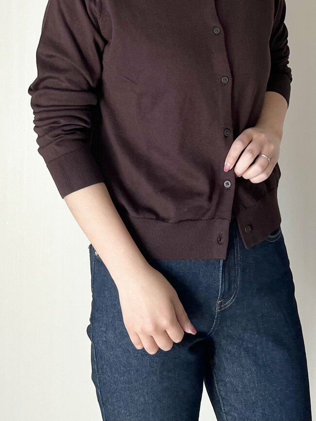 「全色ほしいくらい重宝します」ユニクロの“レビュー絶賛カーディガン”1年中着回せて2990円はコスパ良い！「何色も揃えてます」「春夏秋冬ずっと着てました」