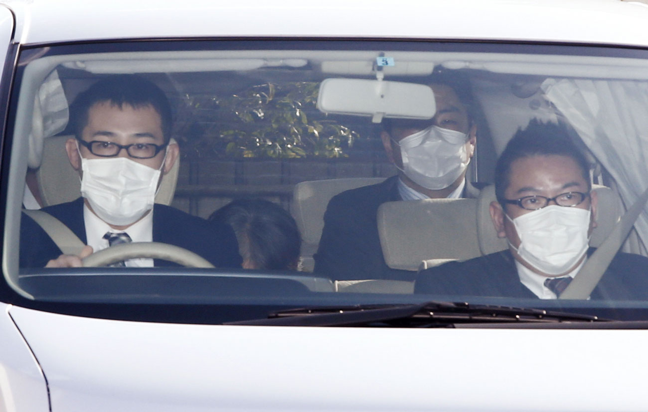 大阪府警の施設に入る筧千佐子被告(左から2人目)=2015年01月28日午前、大阪市住之江区