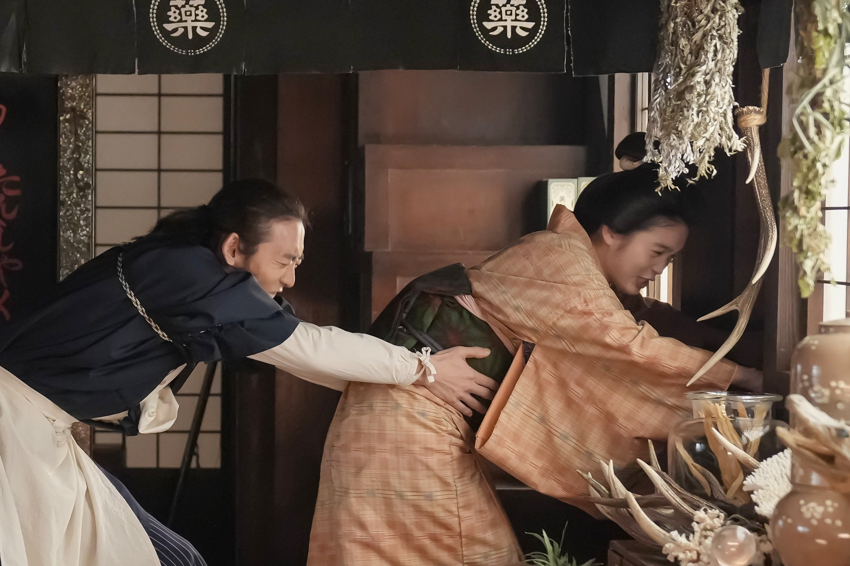 「やましいことがあると…」浮気疑惑の“言動あるある”は明治時代から変わらない!?〈ばけばけ第74回〉