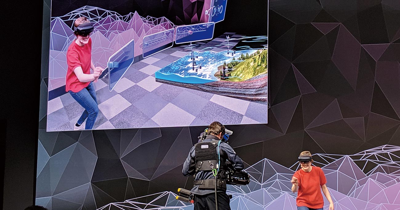 マイクロソフトが発表したホロレンズ2の試遊風景