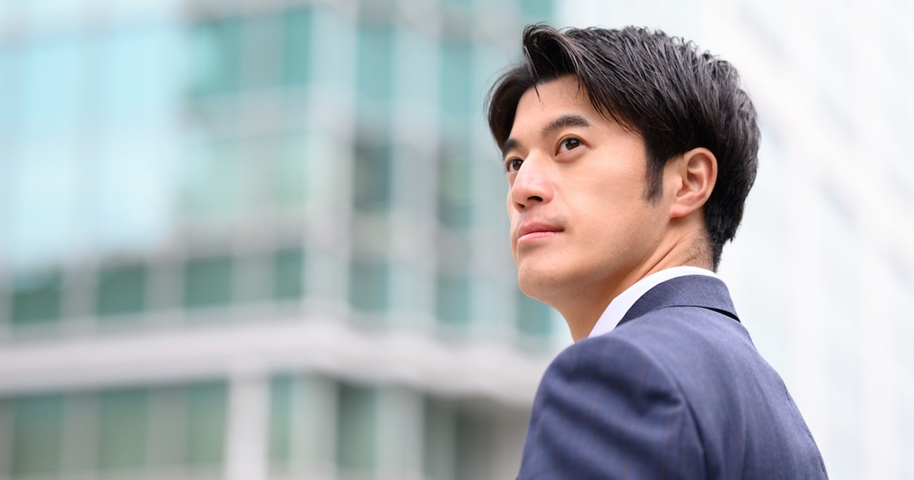 振り向いているスーツの男性