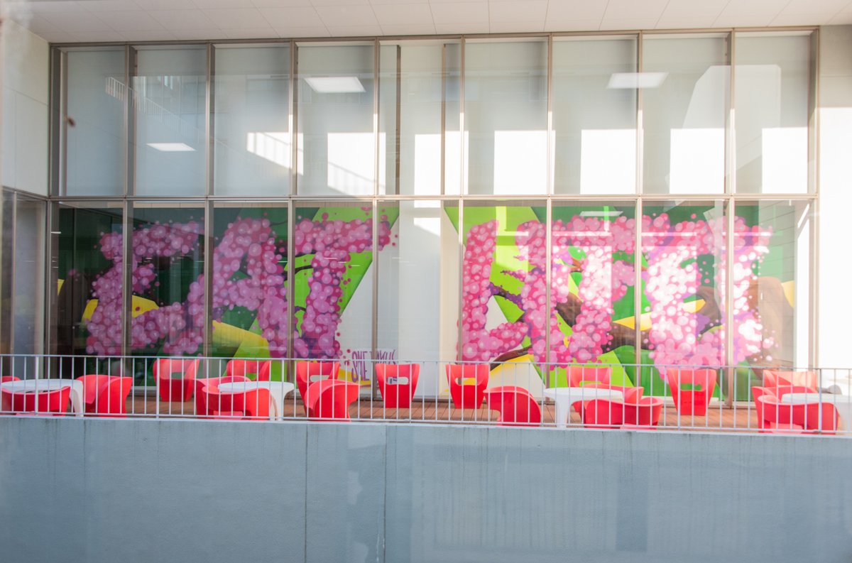 ニューヨークのアーティストであるアレックス・スメツキー氏がMEISEI HUBの外壁に描いた縦3.8m、横13mの大壁画「EAT LIFE！」（自分の力を使い尽くせ！）