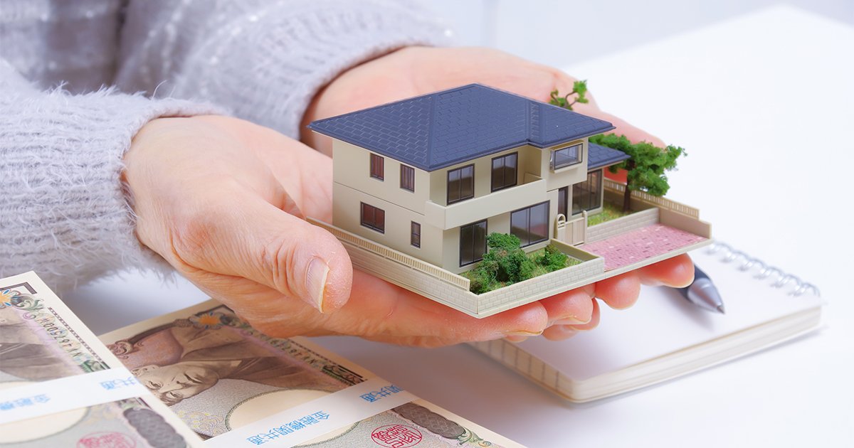 住宅とお金とシニア女性の手元