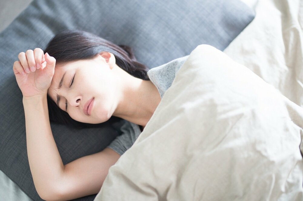 【医者が教える】「仰向けで寝る」のはNG！「睡眠の質が最大限に高まる」眠り方とは？