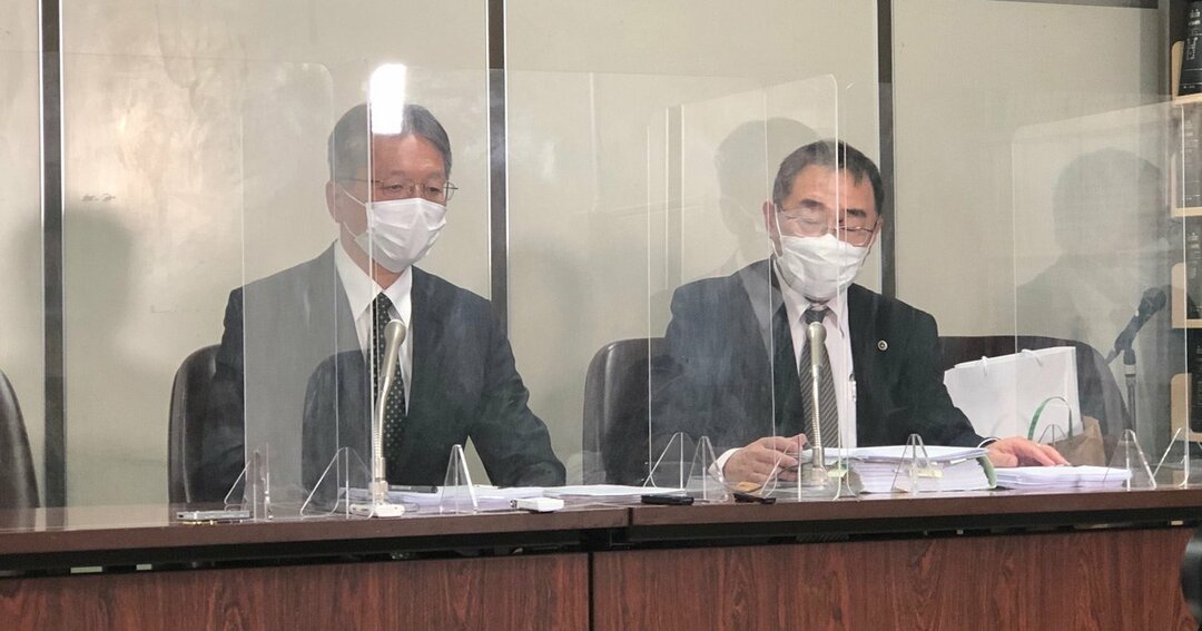 原告の記者会見(判決後、記者会見をする稲貴夫氏〈左〉)