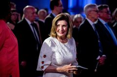 バイデン氏、選挙戦継続か撤退かまだ不明＝ペロシ元米下院議長