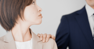 職場のセクハラ問題。軽く肩をたたく、手を握る、太ももを触る…どこからがセクハラになる?