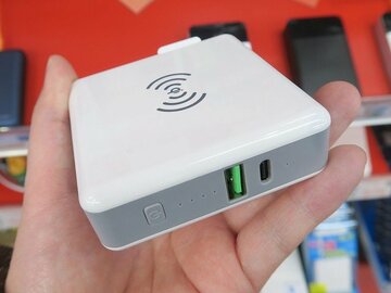 コンセントに直結できるQi対応の3-in-1モバイルバッテリー
