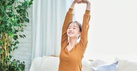 1日30回・座ったままでOK！ガチガチの「背中・肩甲骨」を一瞬でほぐすカンタン体操