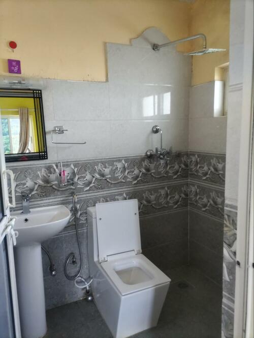 ネパール宿泊先のトイレ。シャワーを使うと便座と足元がビチョビチョになる（提供=筆者）