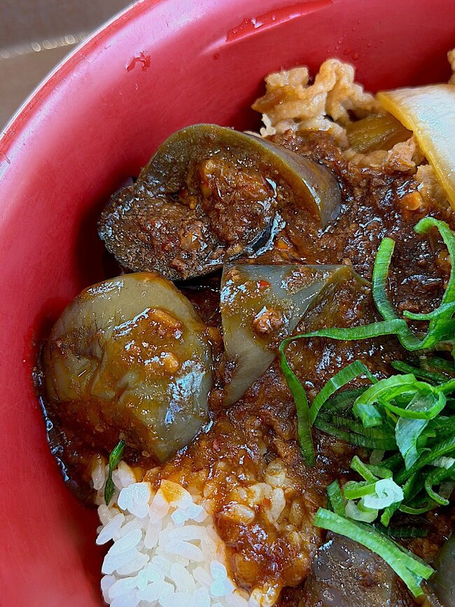 もう普通の牛丼に戻れないかも…すき家の“よくばり限定メニュー”食べ応えがスゴすぎる！「美味しすぎて声出た」「ばりうまい」「活力みなぎる」《実食レビュー》