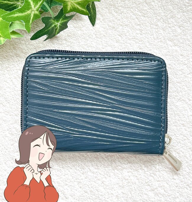 カードや診察券が22枚入る…!ワークマン新作の「980円ミニ財布」ガバッと開いて取り出しやすい!