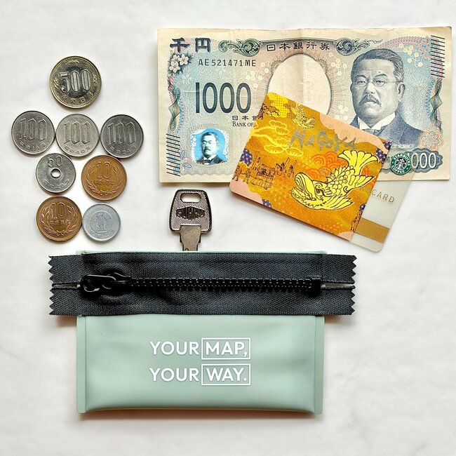 【3COINS】普通の財布に戻れないかも…！スマホより薄い“ぺたんこポーチ”カードや診察券が30枚入って便利！《購入レビュー》