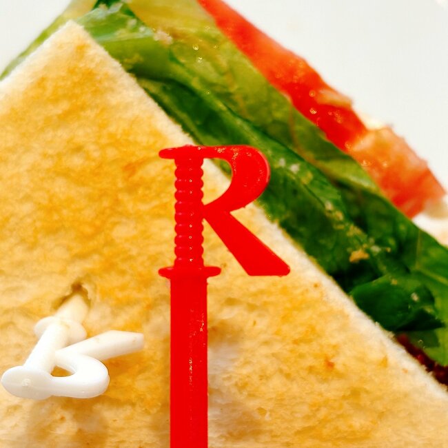 「子どもの頃からずっと好き」ロイヤルホストの“てんこ盛りサンド”お肉が3種類入りで贅沢すぎる！「具がボリューミーでおいしかった」「かなりお腹いっぱいになる」