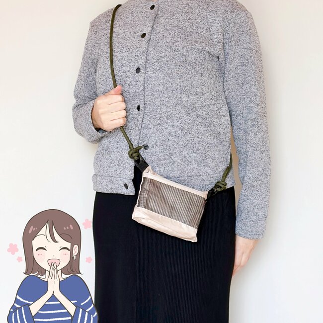 ポシェットいらないじゃん…！ダイソーの「サコッシュみたいに持ち歩けるエコバッグ」身軽に買い物できて嬉しすぎる！