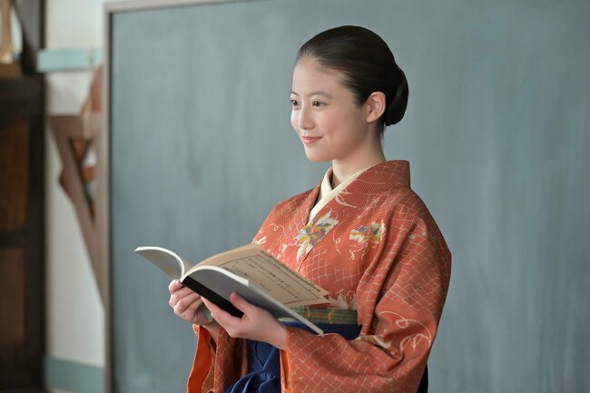 「泣きながら死者の乾パンを食べた」阿部サダヲが見せた屋村の過去が壮絶すぎる【あんぱん第46回レビュー】