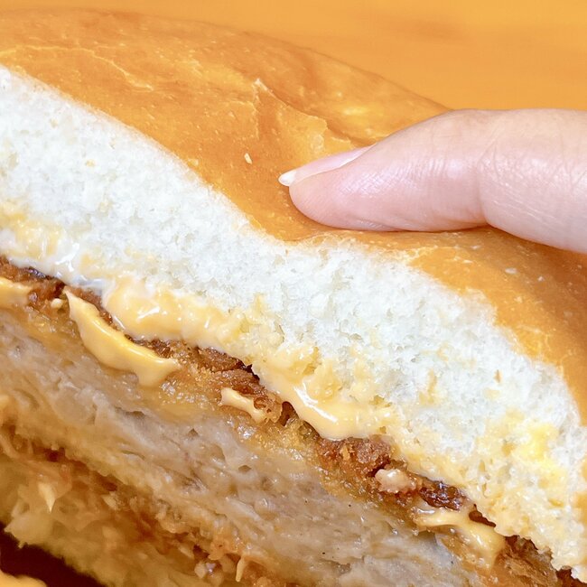 本当に1人前…?コメダの“どデカバーガー”が1423kcalで衝撃のボリューム!「本当にデッカイ!」「量がやばい」
