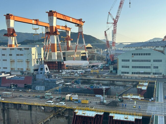 2025年11月、三菱重工業長崎造船所ではもがみ型の護衛艦が建造されていた
