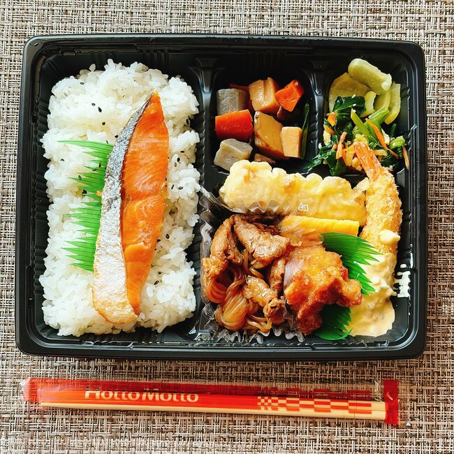 「おかず豊富すぎてご飯たらない」ほっともっとの“てんこ盛り弁当”大人のお子様ランチみたいで豪華！「ガチご馳走」「オールスター感がある」