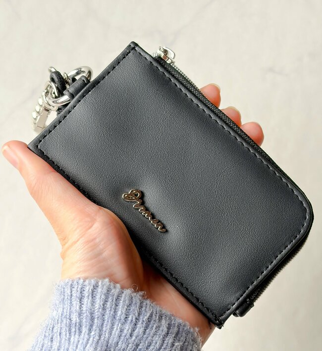 ミニ財布にちょうどいいじゃん！ハニーズの“手首にかけられるカードケース”現金やカギも収納できて天才すぎる！「やっと見つけました！」「可愛くて便利で使いやすい」