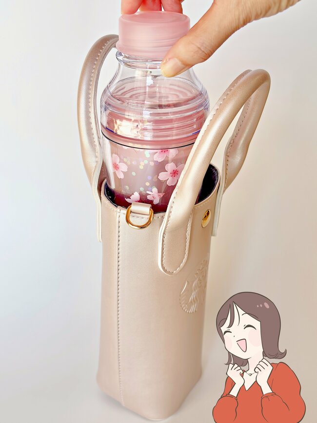 「かわいすぎんか？」「絶対ほしい」スタバの“カップみたいなショルダーバッグ”が素敵すぎる！「これから毎日使います」