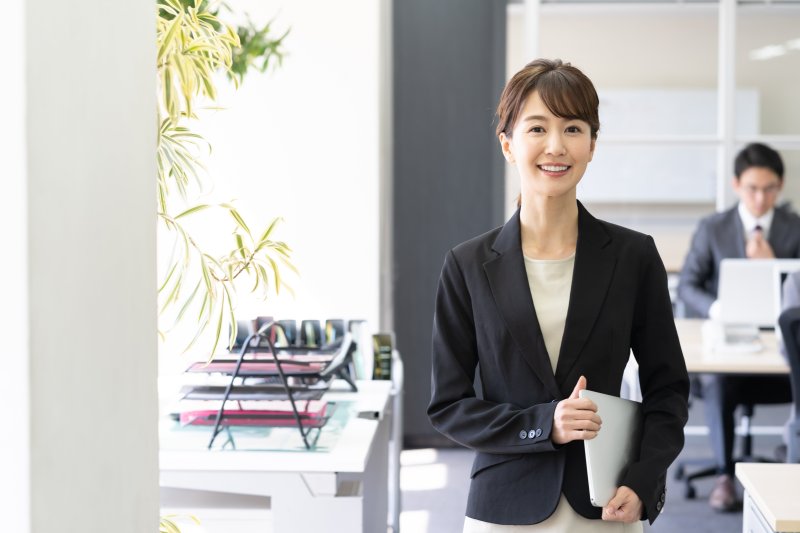 職場に「見知らぬ訪問者」が来たら、感じのいい人はどう声をかける?