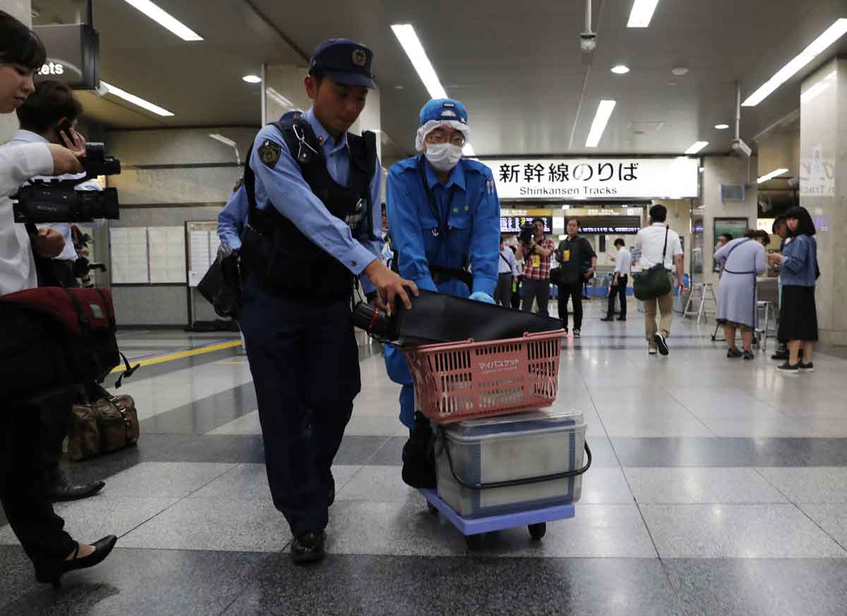 新幹線改札から出てきた捜査員ら
