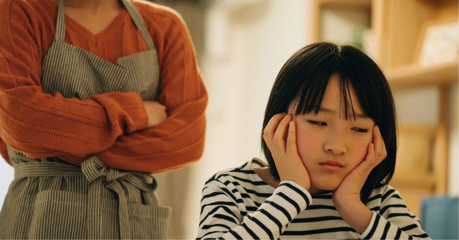 親に叱られる子どものイメージ