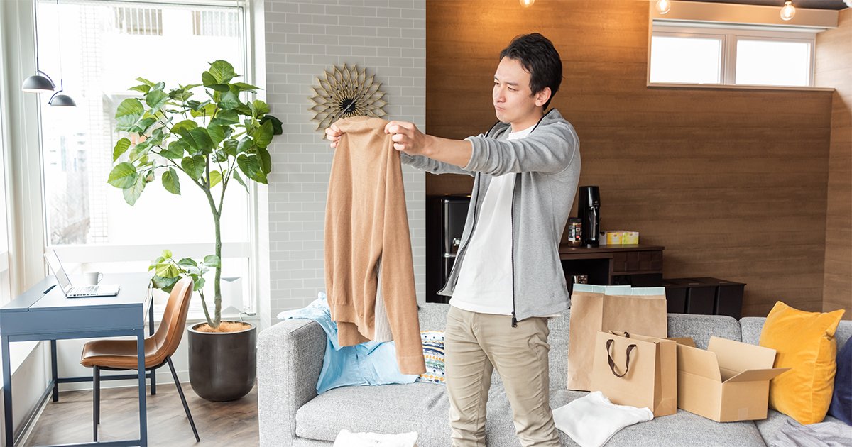 散らかった部屋と男性