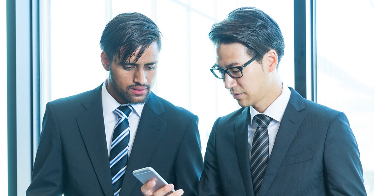 スーツ姿の外国人と日本人男性