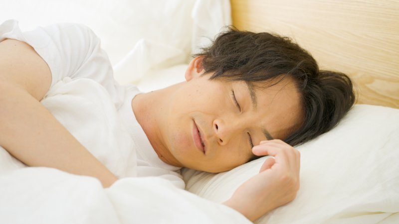 【精神科医が教える】つい、やってしまう人は注意! 最近、怒りっぽくなったと感じるのは、脳の機能低下を招く寝る前の習慣のせいかも