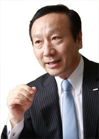 NTTドコモ社長 加藤 薫 <br />ツートップ戦略は順調も<br />顧客流出は防げなかった