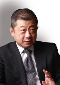 住生活グループ会長 潮田洋一郎<br />住設機器の一括提供で差別化<br />海外はM&Aで1兆円稼ぐ