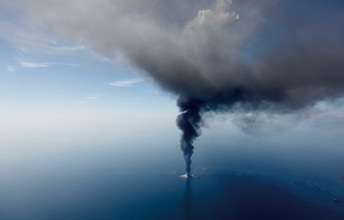 史上最悪の原油流出事故で萎縮する<br />総合商社の深海開発