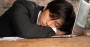 ゲーム依存で仕事中に居眠りする社員、会社はクビにできるか