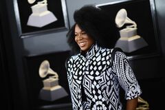 スポティファイから去るミュージシャン相次ぐ　ローガン氏に抗議