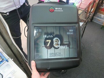 ディスプレーが背負える！ 1万4800円の液晶一体型リュック