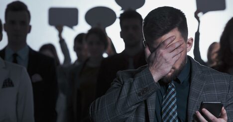 スマホでの恥ずかしい誤送信、職場にも拡大